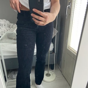 Manchester byxor - Svarta manchesterbyxor som är i använt skick. Modellen är lågmidjad och med bootcut. Jag är 167 cm lång. Priset kan diskuteras