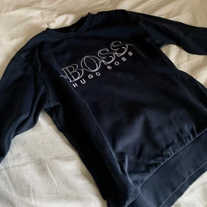 Hugo Boss tröja - Säljer nu min Hugo Boss tröja eftersom har växt ut den. Köptes för 799kr säljes nu för 299kr, i använt skick. Storleken är S men den är slim fit. Skriv privat vid frågor eller intresse.