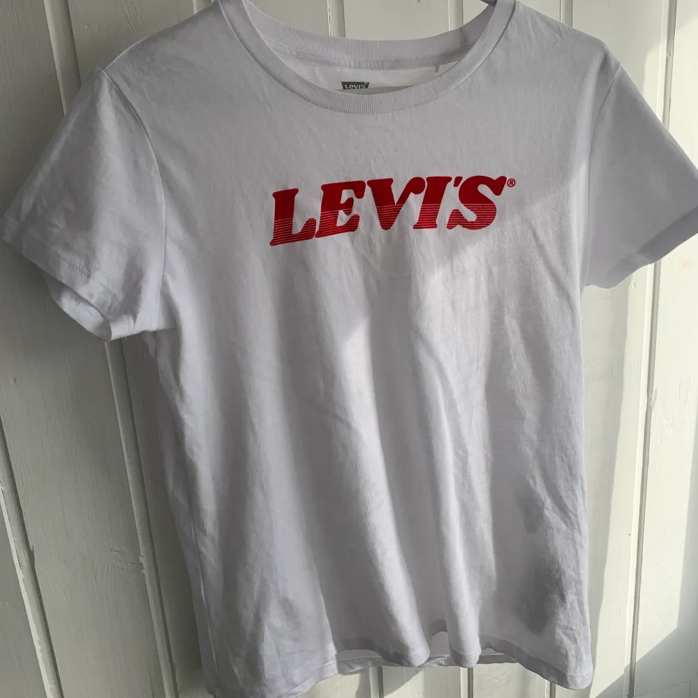 Säljer en jättafin Levi’s t-shirt, använd endast några gånger. Säljer eftersom jag har redan får många t-shirts 💕 Skriv ett meddelande ifall du är intresserad!. T-shirts.