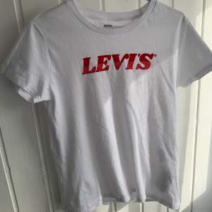 Säljer en jättafin Levi’s t-shirt, använd endast några gånger. Säljer eftersom jag har redan får många t-shirts 💕 Skriv ett meddelande ifall du är intresserad!