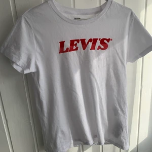 Levis t-shirt - Säljer en jättafin Levi’s t-shirt, använd endast några gånger. Säljer eftersom jag har redan får många t-shirts 💕 Skriv ett meddelande ifall du är intresserad!