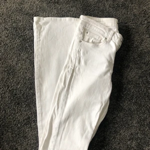 Gina tricot vita bootcuts - vita bootcut jeans i strl 34 från Gina tricot. Är i fint skick och köpta för 500 kr men mitt pris är 250 kr, köpare står för frakt!💓