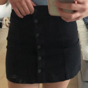 Mocka/ jeans kjol - En jätte fin kjol som är i ett bra skick. Har använts men då den blivit för liten har den inte kommit till användning på sistone. Den är en blandning av mocka och en jeanskjol. Frakten tillkommer