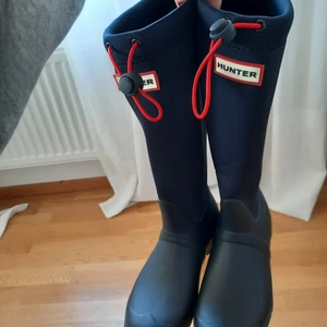 Hunter gummistövlar - Unika och svincoola gummistövler från Hunter i storlek 38! Marinblå, med dragsko, sitter snyggt och tight på benet! Bra skick! Inget att anmärka på! Kan mötas upp i Malmö annars står köparen för frakten! 🌧 