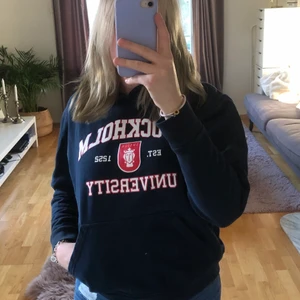 Hoodie - Blå hoodie med tryck "Stockholm". Bra kvalitet⭐️ Lite kort i ärmarna
