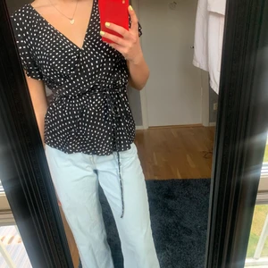 Svartvit Knytblus - Jätteskön knytblus i storlek S