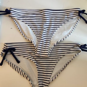 Randiga bikini underdelar - 2 fina bikini underdelar i barnstorlek. Använt några gånger men fint skick. Båda underdelarna för 49kr. 