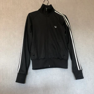 Klassisk & tidlös Fred perry tröja - • Ziptröja som passar till iprincip allt, alltid. Härlig istället för jacka vid varmare väder. Klassisk & tidlös! • Storlek: 36/38, kroppsnära modell • 50% bomull & 50% polyester • Sparsamt använd, fint skick! • +Frakt: 57kr spårbart 