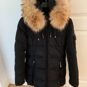 Vinterjacka  - Säljer en vinterjacka + pälskrage storlek 36, fint skick! 