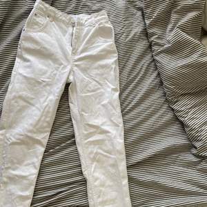 Säljer dessa fina vita jeans ifrån Erica kvams kollektion med nakd🤍🤍