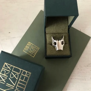 Maria Nilsdotter ring - Intressekoll på denna så så fina Maria Nilsdotter bravery ring, köpt i julas och är i bra skick. Köpt för 2000kr💕