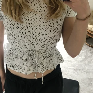 Zara topp - Säljer denna jättefina topp från zara i storlek S. Jättefint skick!! Buda från 150kr❤️