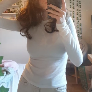 Vit långärmad  - En super mjuk vit långärmad tröja som är lite genomskinlig, tror att den kan se bra ut under plagg oxå