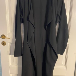 Kappa - Väldigt stilig kappa med både fickor och skärp runt perfekt till sommaren och väldigt bra skick, säljer pågrund av för liten för mig nu 💞köptes för 600kr