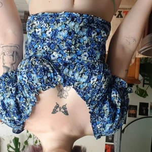 Blommig topp  - Blommig fin topp ! Plick låter inte mig ha bilden på rätt håll så vänd mobilen, sorry