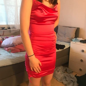 Rosa klänning - En jättefin rosa klänning, i storlek xs. Tjejen på bilden är 160 cm.💓 (köparen står för frakten) 