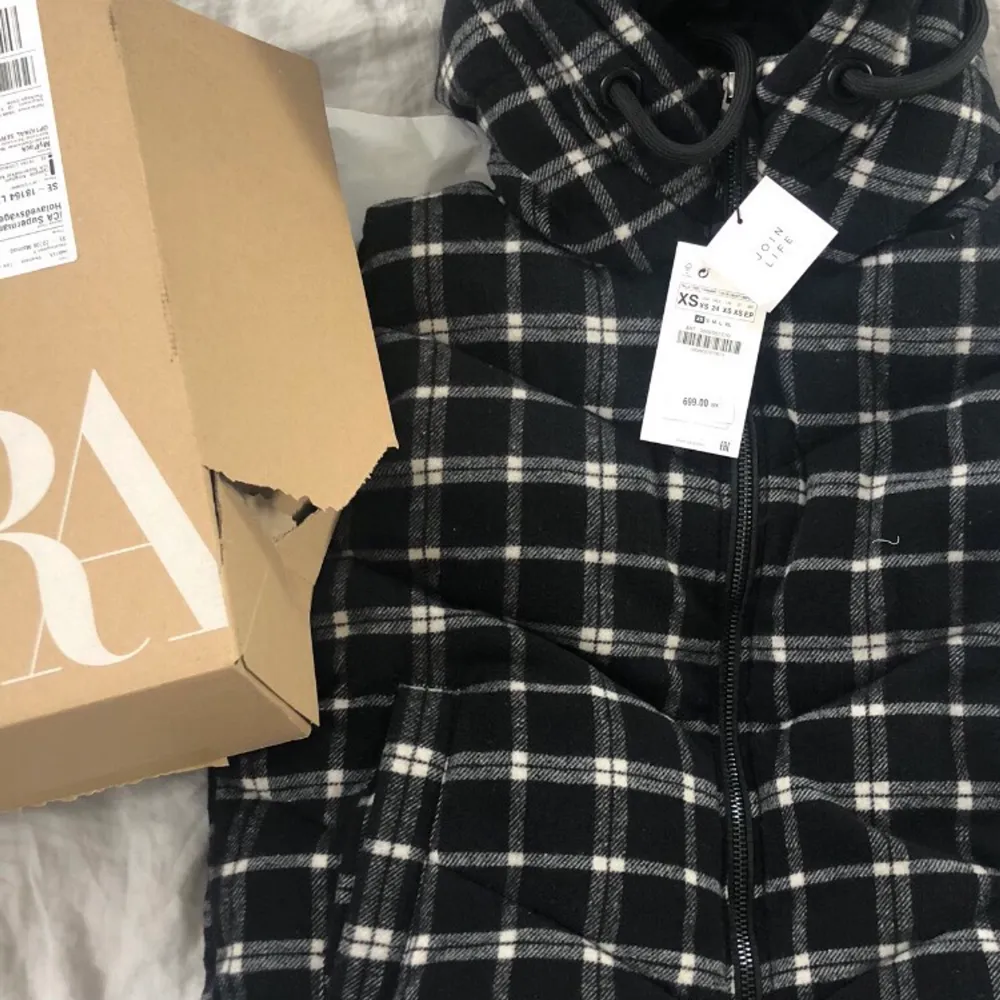 Hej säljer en jättefin väst ifrån zara🌈🌈💜. Perfekt 🤩 att ha till våren. Den är i storlek xs men den passar S lika bra. Hör av er om ni har några frågor tänkte att om många var intresserad blir det budgivning 💜⭐️⭐️⭐️💋🤩🤩 västen är slutsåld på hemsidan och kostade 699kr.  BUD PÅ 600kr. Takit.