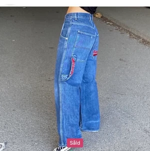 Jeans  - (Två första bilderna är lånade) Ett par jättesnygga jeans från tom tailor. Jag köpte dem här på Plick men de var för stora för mig. Storleken är oklar men kanske S/M beroende på hur man vill att passformen ska vara. Köpte dem för 450kr. Midjemått: 71 cm, inrebenslängden: 70 cm. Kan skicka med spårbar frakt om det önskas 💕💕