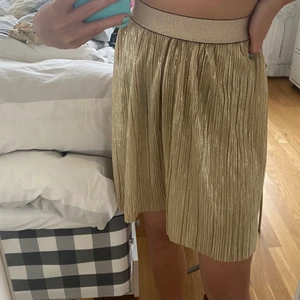 Guldig kjol - Så fin guldig kjol som aldrig är använd! 👑👑👑 Obs! Frakten ingår ej i priset! 