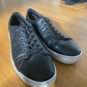 Skor  - Skor st 39 i nyskick använda sparsamt