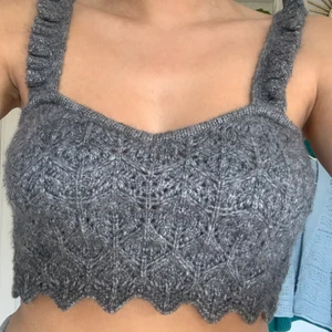 Topp från zara - Supersöt grå stickad topp från zara. Jättefint skick, då den bara är använd någon enstaka gång. Budgivning från 150 kr. Frakt tillkommer på 60 kr.