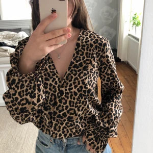 Blus - Säljer denna snygga blus i leopardmönster från Nakd då jag inte använder den💕 använd endast fåtal gånger💗 Pris går att diskuteras samt frakt står köparen för. Nypris 250kr