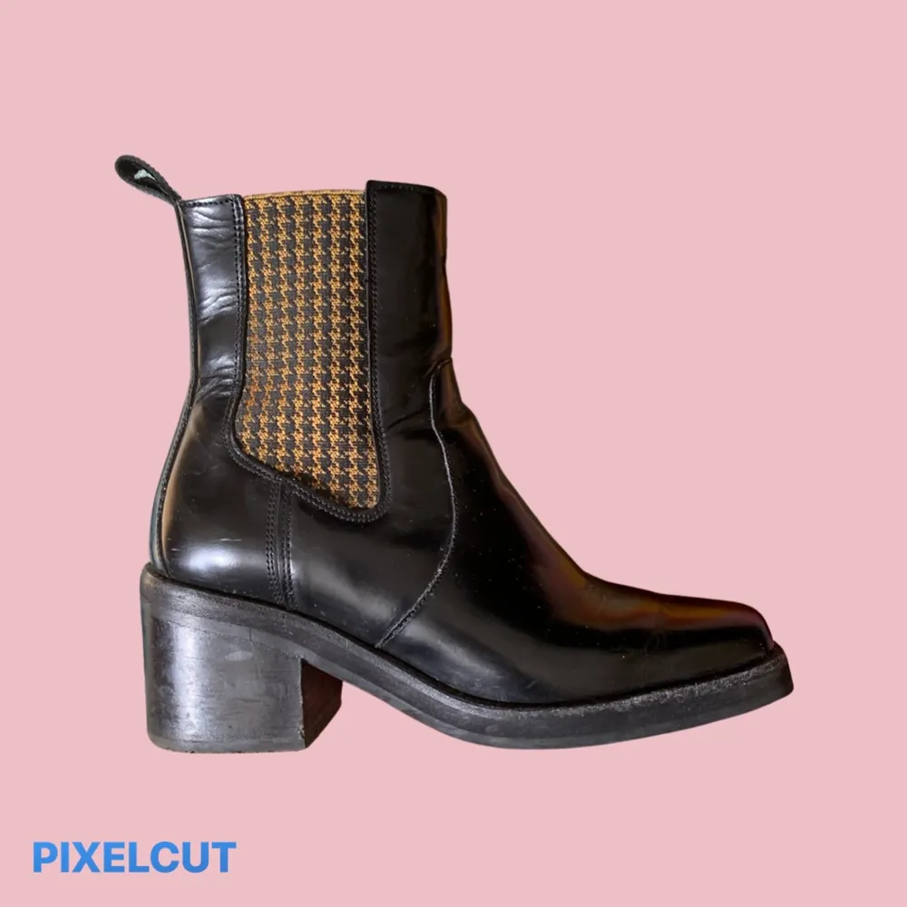 Svarta boots i äkta läder, handgjorda i Portugal från & Other Stories. Klacken är 6cm hög och skorna är i mycket fint skick! . Skor.