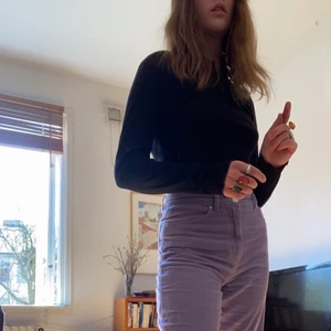 Monki manchesterbyxor - Lila manchesterbyxor från Monki i strl S och går precis ner till fötterna på mig som är ca 1,73! Såså sköna och våriga!💜