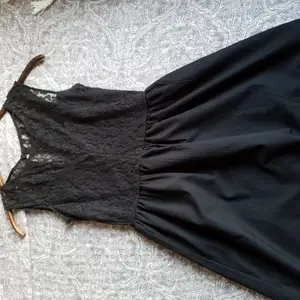 En tunn svart klänning med spets.