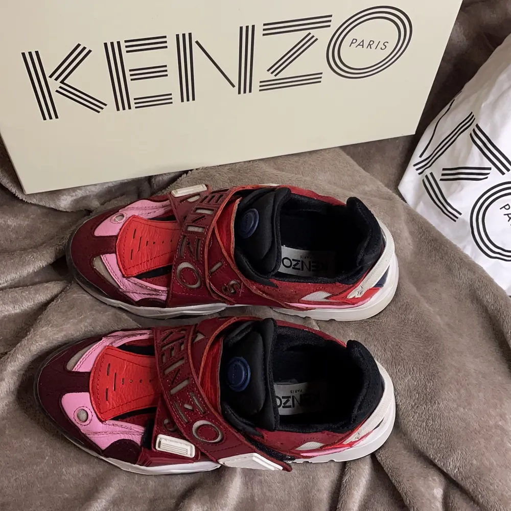Kenzo skor som ej kommer till användning stolek 37 sååå fina🤍🤍 köparen står för frakten! jag har dustbag o boxen kvar:) nypris ca 2100 kr. Skor.