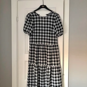 Rutig klänning - Rutig klänning från H&M, i nyskick! Öglan till knappen på ryggen har dock släppt från ena änden men är enkel att fixa med lite vilja! 💛