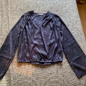 Blommig stilig blus  - Classy oanvänd blus, med Blom tryck på! St 36