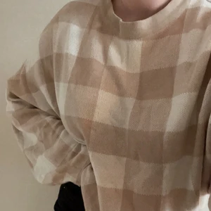 Gina tricot tröja strl M - Rutig tröja från Gina tricot i strl M. Tröjan är väldigt oversized och är skitsnygg till ett par svarta jeans. Inget fel på den, men den är använd ca 7 gånger så därav priset, köparen står för frakt och returneras ej🧸 