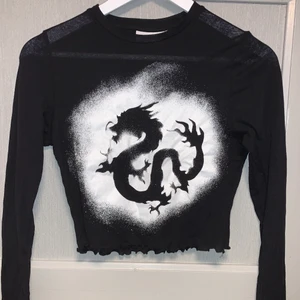 Weekday topp🐉 - Cool Weekday långärmad topp strl S🐉 croppad och av lite tunnare tyg, använd ett fåtal gånger✨ (köparen står för frakten) /Lisa