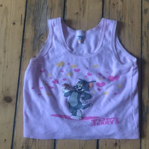 Tom o Jerry topp - Andra bilden närmare original färgen, använd en gång av mig supersöt på sommaren som croppad topp med low Rise jeans :)