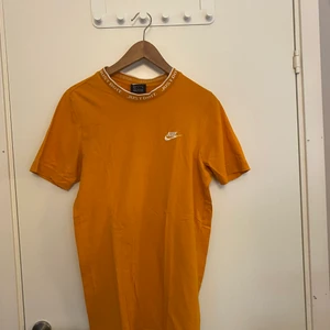 Orange Nike T-shirt  - T-Shirt från Nike, skick 8/10, storlek S