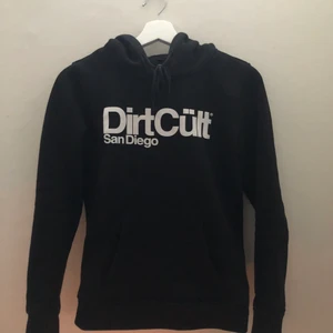 Dirtcult Hoddie  - Säljer nu min Dirtcult hoddie. Den är i jätte fint skick tröjan ser ut som ny och Dirtcult märket ser ut som nytt inga skador. Den är väldigt liten i stolek så har M på min men den sitter som XS/S. Inköpt för 599kr säljer den för 350kr + frakt 