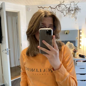 Acqua limone  - Orange/persika färgad acqua limone tröja med större tryck på ryggen. Jättefin och bra i passform☺️