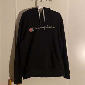Champion hoodie i nyskick, Stl XL men passar även L, Hör av er vid frågor!