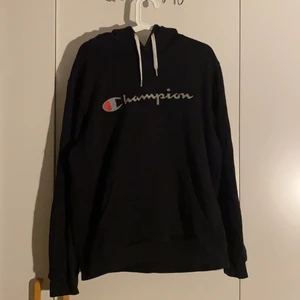 Champion Hoodie - Champion hoodie i nyskick, Stl XL men passar även L, Hör av er vid frågor!