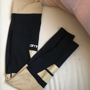 Träningsthights Aim’n - Thights i svart och beige från Aim’n i storlek S! 