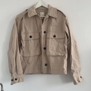 Beige Vårjacka - Beige oversize vårjacka från HM, inköpt förra våren och knappt använd. I storlek XS men passar XS-M beroende på hur oversize man vill ha den. 100kr + frakt. 🤍🤍🤍