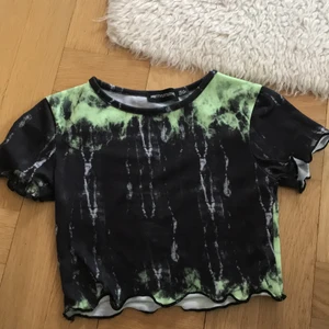 crop top från Prettylittlething - Säljer denna fina topp då den är för liten för mig runt bysten. I fint skick! 
