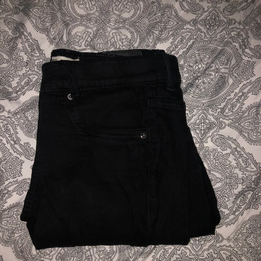 Hej, jag säljer ett par svarta Gina tricot jeans, dom är i storlek L men är mer som M-S. Jeans & Byxor.