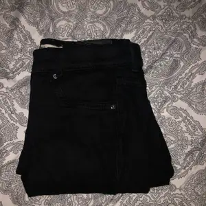 Hej, jag säljer ett par svarta Gina tricot jeans, dom är i storlek L men är mer som M-S