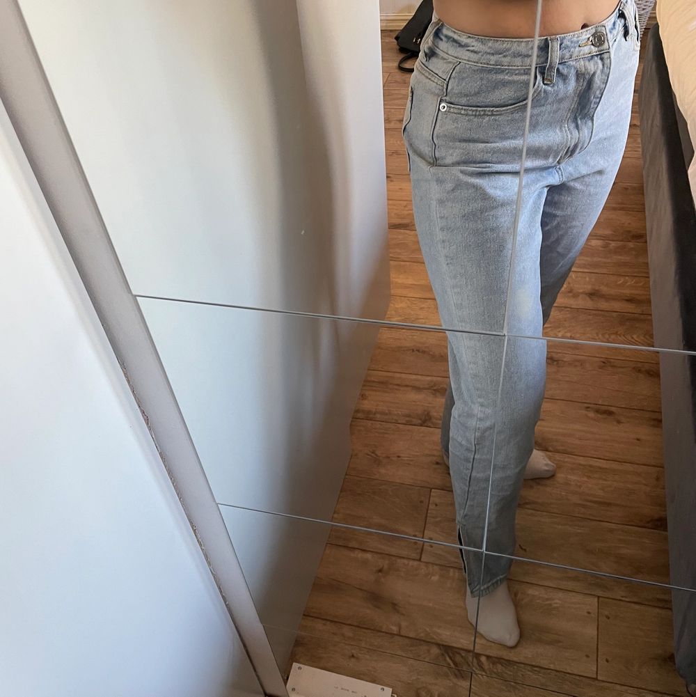 Skitsnygga jeans men slits från missguided. Stl 36 och är lite oversized. Har nått märke lite framtill men har aldrig tänkt på det!!!🤎🤎🤎🤎 + frakt. Jeans & Byxor.