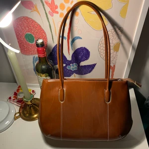 Brun axelväska - Lite större brun axelväska. Jättefint skick, ser knappt använd ut. Sååå fin till en sommarklänning😍