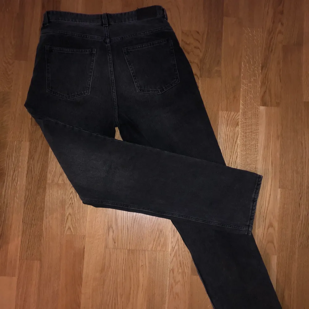 Taiki jeans från Monki i färgen svart, använda ett fåtal gånger pga fel storlek. Svårt att veta den exakta storleken på jeansen men skulle säga att de sitter som en M-L, bra längd på benen också.. Jeans & Byxor.