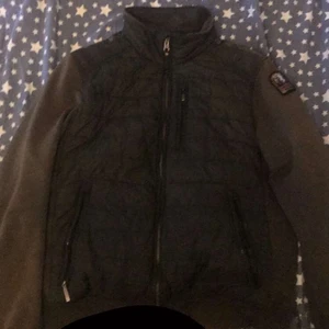 Pjs jacka vår/sommar jacka storlek m - Hej jag säljer min pjs jacka storlek m jag tar även emot byten mot andra slags märkes jackor 