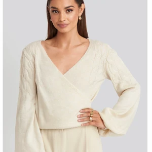 Stickad tröja - Stickad v-ringad tröja ifrån Nakd. Storlek XS💕💕